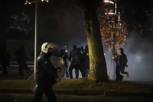 Επεισόδια, πέτρες και χημικά στη Θεσσαλονίκη - Τέσσερις προσαγωγές (βίντεο)