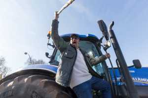 Λάρισα: Διαμαρτυρία στον ΕΛΓΑ από αγρότες για τις αποζημιώσεις