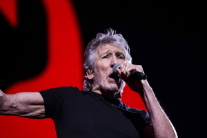 Ο Ρότζερ Γουότερς των Pink Floyd φόρεσε στολή των Ναζί σε συναυλία
