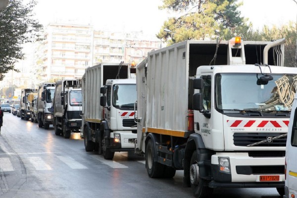 Δέκα απορριμματοφόρα με προσωπικό ασφαλείας μαζεύουν τα σκουπίδια στη Θεσσαλονίκη