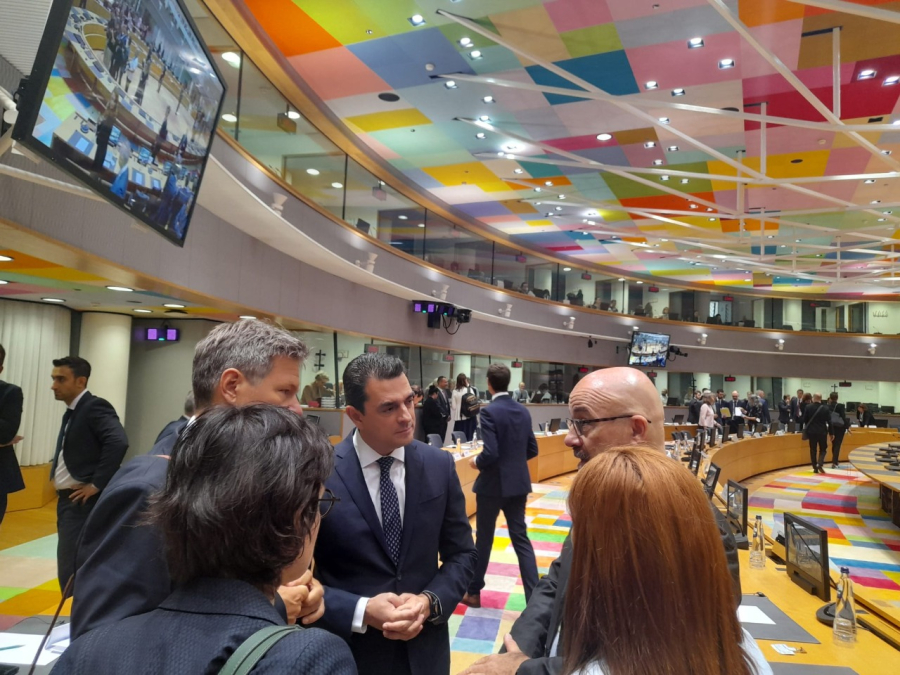 «Μαύρος καπνός» και παράταση στις Βρυξέλλες για το πλαφόν στο φυσικό αέριο