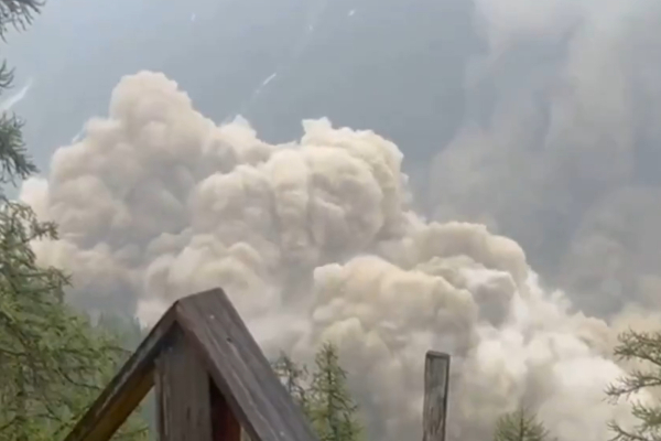 Ελβετία: Η στιγμή της αποκόλλησης παγετώνα στις Άλπεις (Βίντεο)