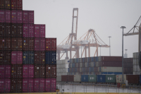 Κίμπερλι Γκίλφοϊλ: Από το lifestyle στην ατζέντα Τραμπ - Οι ΗΠΑ θέλουν να διώξουν την COSCO από τον Πειραιά