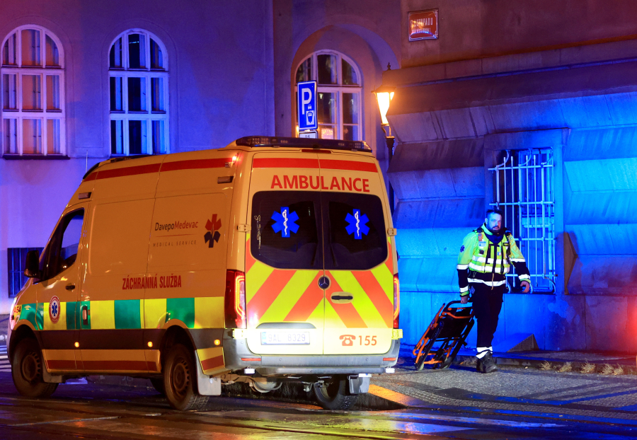 Πράγα: Σοκαριστικό video από τη στιγμή που ο μακελάρης πατάει τη σκανδάλη και σκορπάει τον θάνατο