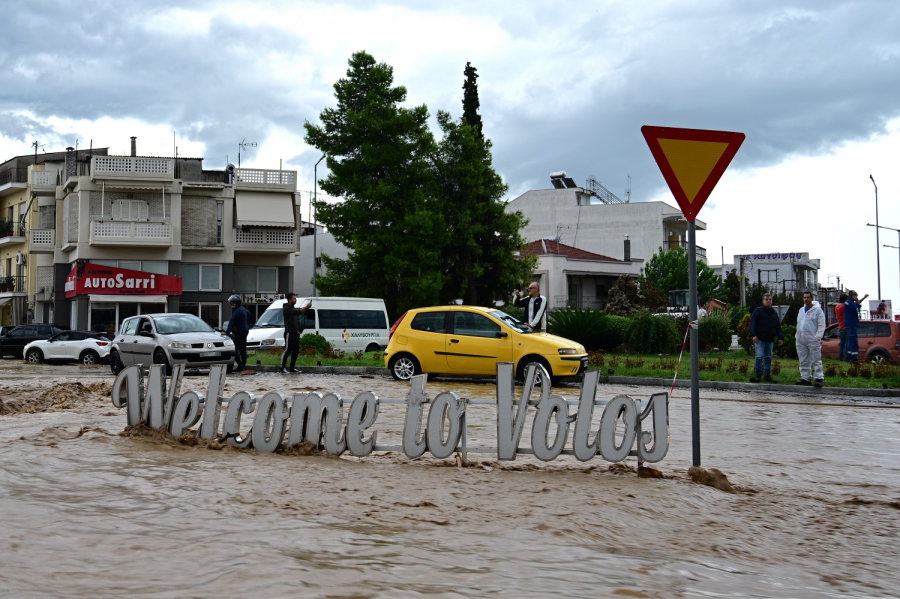 Βόλος: Ένταση έξω από το δημαρχείο, εξοργισμένοι πολίτες ρωτούν πότε θα επιστρέψει το νερό