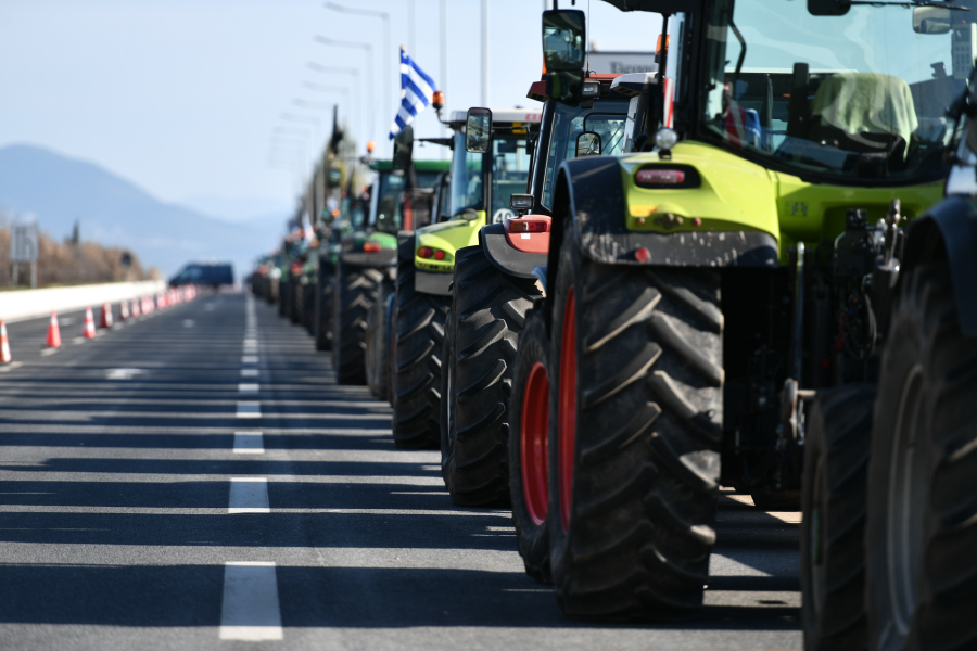 Αγρότες: Έβαλαν μπρος στις μηχανές των τρακτέρ και ξεκίνησαν για Αθήνα