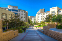 Τραμπ κατά UCLA: Κατέθεσε αγωγή για «αντισημιτικό, εχθρικό εργασιακό περιβάλλον»