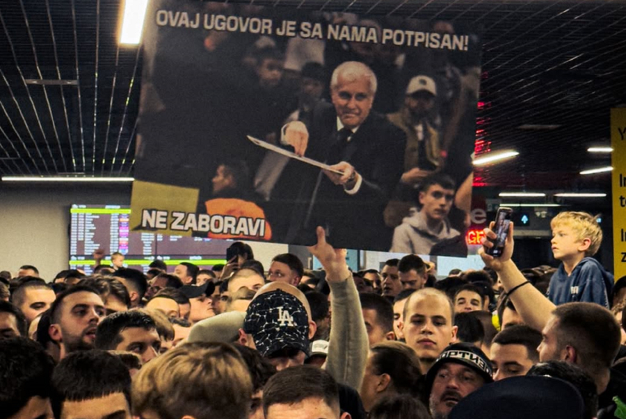 Συγκινητική υποδοχή στον Ομπράντοβιτς - Κόσμος και διοίκηση προσπαθούν να τον πείσουν να μείνει στην Παρτίζαν (Βίντεο)