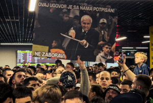 Συγκινητική υποδοχή στον Ομπράντοβιτς - Κόσμος και διοίκηση προσπαθούν να τον πείσουν να μείνει στην Παρτίζαν (Βίντεο)
