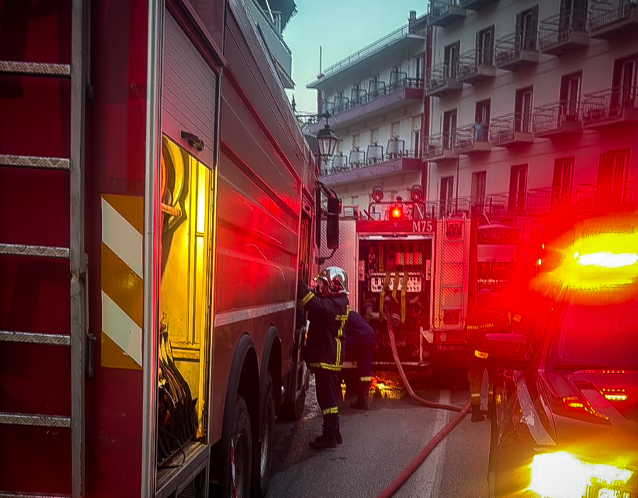 Λουτράκι: Υπό έλεγχο η φωτιά στο εγκαταλελειμμένο ξενοδοχείο