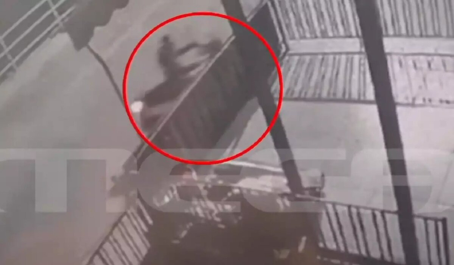 Γυναικοκτονία στους Αγίους Αναργύρους: Βίντεο καταγράφει τον δολοφόνο να παρακολουθεί την 28χρονη Κυριακή