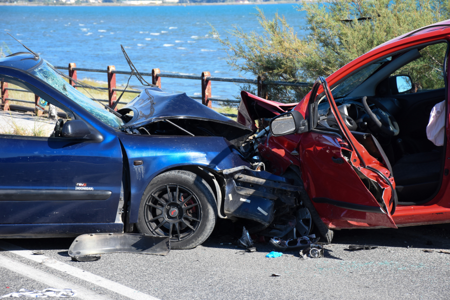 Μετά από πλαγιομετωπική γυναίκα εκτινάχθηκε από την οροφή οχήματος