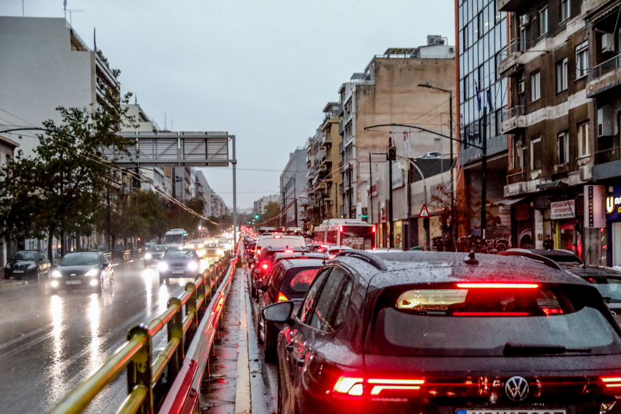 Φούσκωσε ο Κηφισός, «ποτάμια» οι δρόμοι της Αθήνας – Πολλά προβλήματα