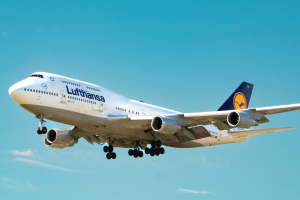 Η Lufthansa «κόβει» 20.000 καλοκαιρινές πτήσεις λόγω της αύξησης στις τιμές των καυσίμων