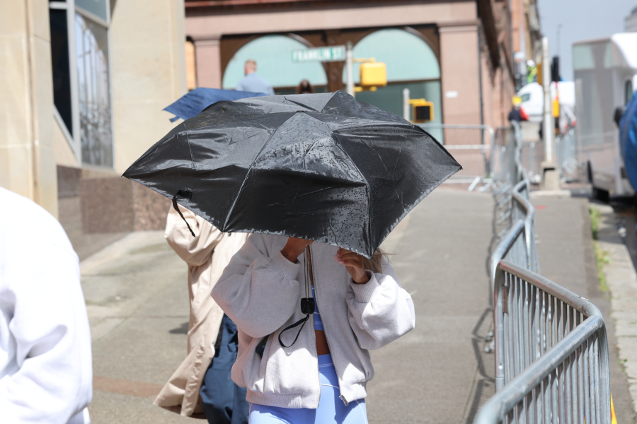 Η καταιγίδα «Floris» σαρώνει Σκωτία, Ουαλία, Βόρεια Αγγλία – Στα 170 χλμ/ώρα οι ριπές του ανέμου (Εικόνες & Βίντεο)