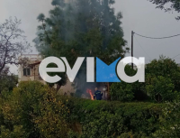 Εύβοια: Αυλή σπιτιού έπιασε φωτιά από κεραυνό (Φωτογραφίες)