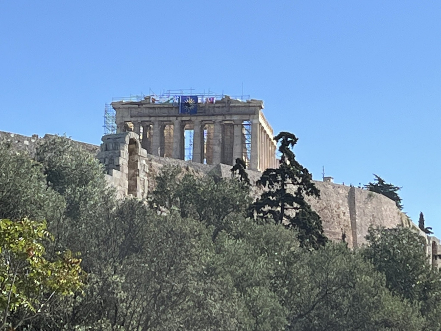 Απίστευτο συμβάν στην Ακρόπολη: Σκαρφάλωσε σε σκαλωσιά στον Παρθενώνα και κρέμασε σημαίες