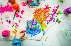 Οι ενήλικες που περιγράφουν τους εαυτούς τους ως «μη δημιουργικούς» είναι γιατί συνέβη αυτό όταν ήταν παιδιά