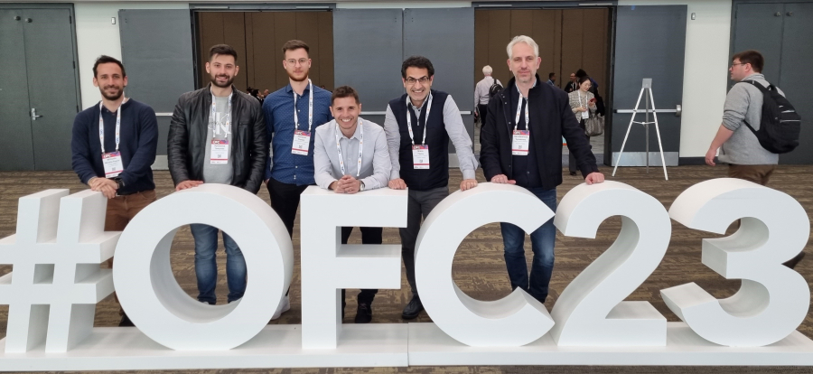 Τα μέλη της ερευνητικής ομάδας του WinPhos που παρακολούθησαν το συνέδριο Optical Fiber Communication Conference 2023, όπου οι υποψήφιοι διδάκτορες Απόστολος Τσακυρίδης, Χρήστος Παππάς και Γεώργιος Γιαμουγιάννης κατετάγησαν μεταξύ των 7 φιναλίστ για το βραβείο OFC Corning Student Award. Διακρίνονται από αριστερά: Δρ Μιλτιάδης Μόραλης-Πέγιος, Απόστολος Τσακυρίδης, Χρήστος Παππάς, Γεώργιος Γιαμουγιάννης, και οι αναπληρωτές καθηγητές ΑΠΘ κκ. Νικόλαος Πλέρος και Κων/νος Βυρσωκινός.