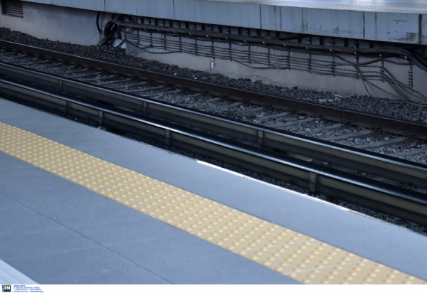 Φωτιά στις γραμμές του ΗΣΑΠ μεταξύ Πειραιά και Φαλήρου