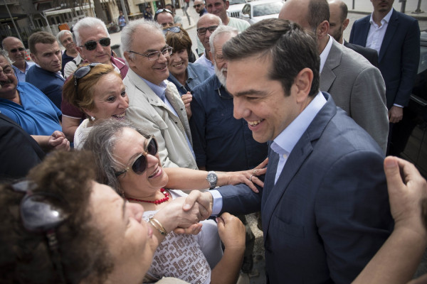 Τσίπρας σε νιόπαντρο ζευγάρι: «Γαμπρέ πρόσεχε τι τάζεις»