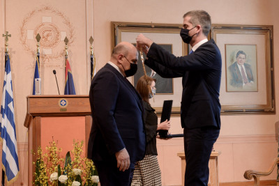 Το Χρυσό Μετάλλιο Αξίας απένειμε στον Ρώσο πρωθυπουργό ο Κώστας Μπακογιάννης