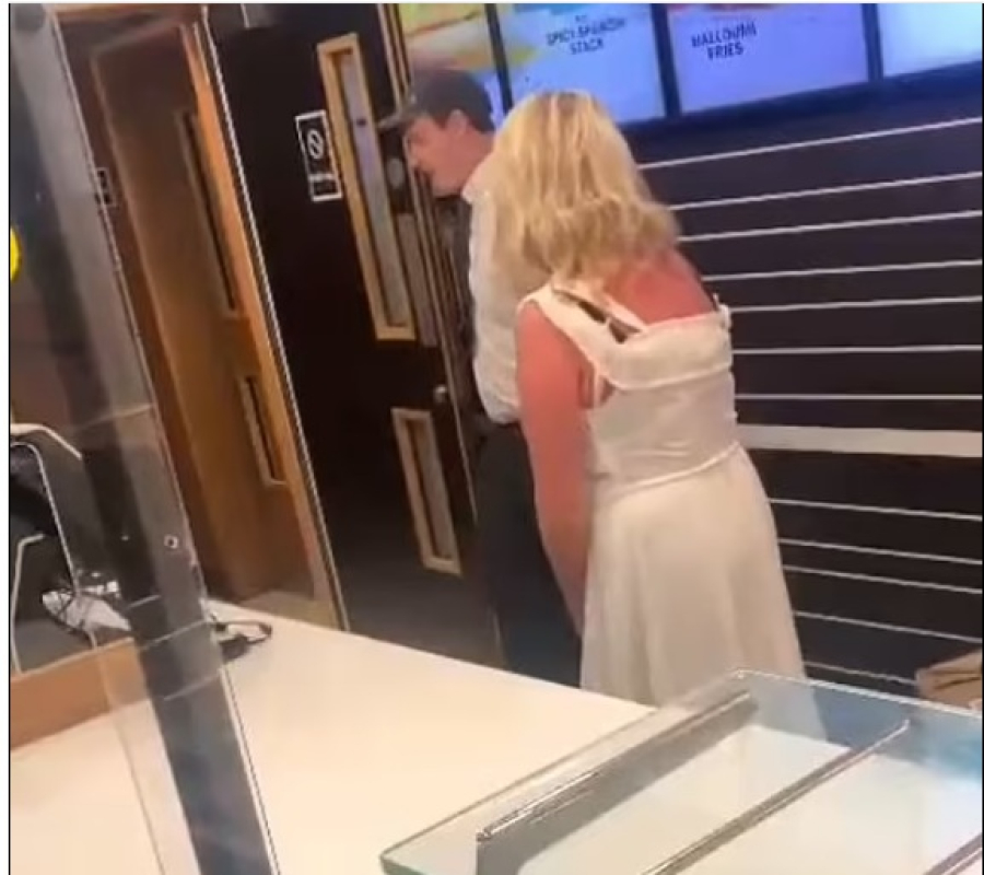 Viral έγινε γυναίκα σε McDonald’s Λονδίνου - Έβαζε τα μπέργκερ στο σουτιέν της