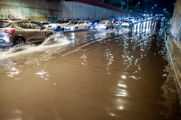 Κακοκαιρία Byron: Εγκλωβισμένοι εργαζόμενοι στα λασπόνερα, απελπισμένοι οδηγοί στην ΠΕΟ