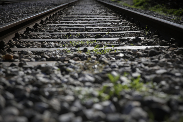 Σεκιουριτάδες σε ρόλο... σταθμάρχη στις Σέρρες: Φυλάνε σιδηροδρομική διάβαση όπου δεν λειτουργούν μπάρες και σηματοδότης