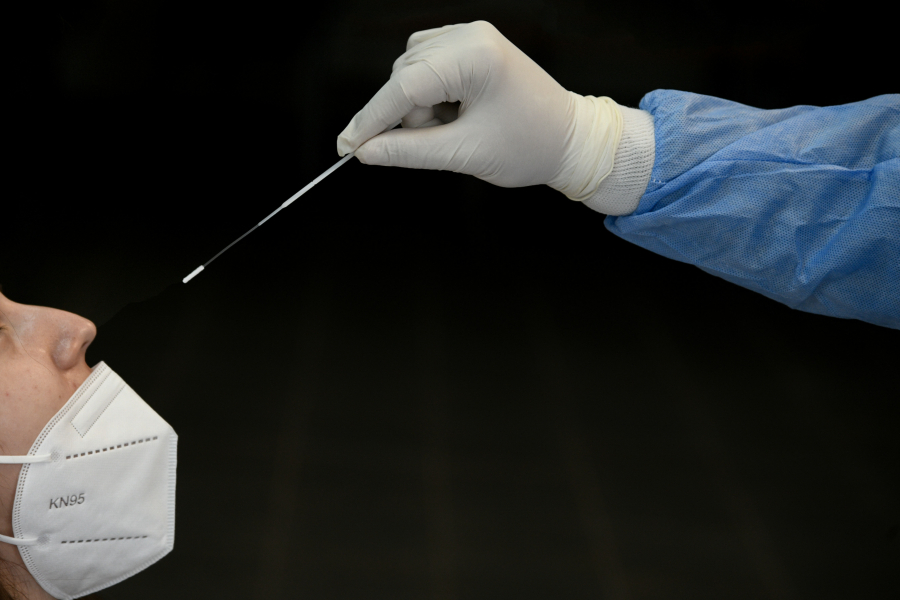 Έως και ανάκληση άδειας σε φαρμακοποιούς για πλαστά rapid test