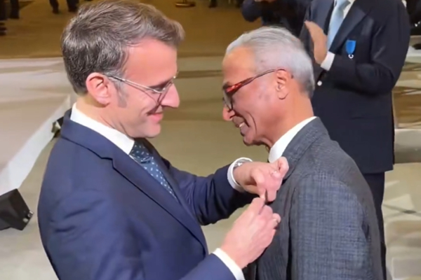 Ο Μακρόν έχρισε «ιππότη» τον Αλί Ακμπάρ, τον τελευταίο εφημεριδοπώλη της Γαλλίας (Βίντεο)