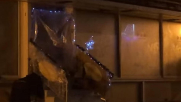 Μήνυμα ελπίδας στον Πειραιά: 'Αστεγος στόλισε το «σπίτι» του (vid)