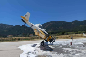 Μυτιλήνη: Αεροσκάφος της Αεροπορίας «καρφώθηκε» με τη μύτη στον αεροδιάδρομο (εικόνα)