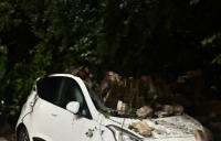 Κακοκαιρία σαρώνει τη Δυτική Ελλάδα: Κατέρρευσε τοιχίο στην Κέρκυρα, υπερχείλισαν ρέματα στο Αγρίνιο