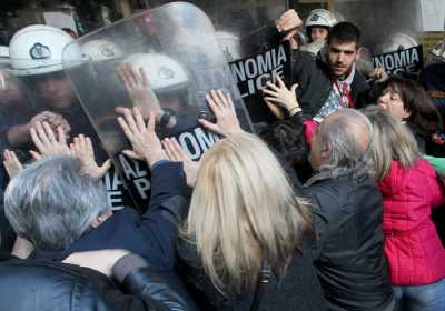 Ένταση ξενοδοχοϋπαλλήλων - ΜΑΤ έξω από το υπ. Εργασίας