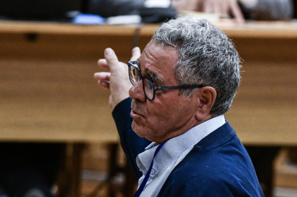 Συγκλονίζει η κατάθεση του πατέρα του Παύλου Φύσσα στη δίκη της Χ.Α., «ο δολοφόνος του έστριψε το μαχαίρι στην καρδιά...»