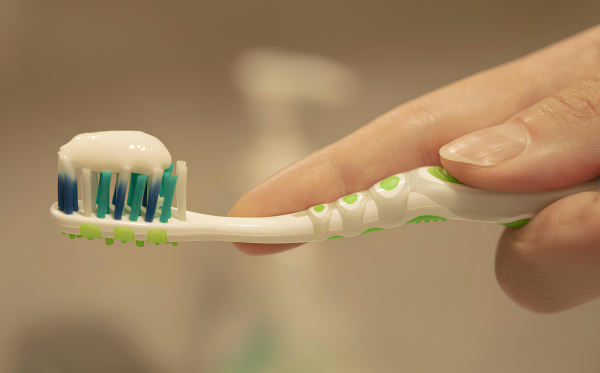 O λόγος που δεν πρέπει να ξεπλένετε την οδοντόκρεμα μετά το βούρτσισμα των δοντιών