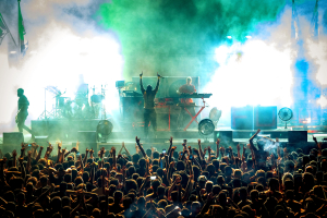 Μετά την αποθέωση τους στο Glastonbury όλοι περιμένουμε τους Prodigy στο Release Athens 2025