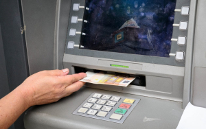 ΕΣΑμεΑ: Πάρτε άμεσα μέτρα για ισότιμη πρόσβαση σε ΑΤΜ και mobile banking για άτομα με οπτική αναπηρία