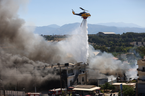 Φωτιά στο Ηράκλειο: Υπό έλεγχο το μέτωπο, δύο επιχειρήσεις καταστράφηκαν - Ζημιές σε σπίτια