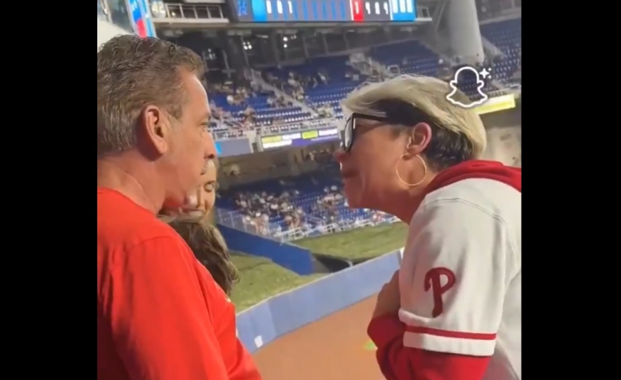 ΗΠΑ: Γυναίκα απαίτησε και πήρε την μπάλα που κέρδισε πατέρας για τον γιο του - Σφοδρές αντιδράσεις