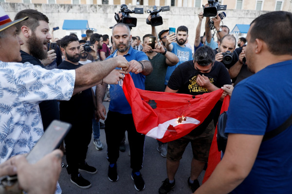 Υπουργείο Εξωτερικών: Καταδικάζουμε το κάψιμο της τουρκικής σημαίας