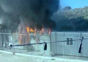 Επεισόδια στη Χίο: «Γης Μαδιάμ» από πρόσφυγες που έβαλαν φωτιές, κατέστρεψαν καταστήματα και αυτοκίνητα