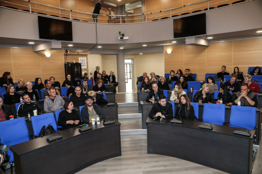 Τέμπη: Οι συγγενείς των θυμάτων καταθέτουν μηνύσεις για το έγκλημα - Συγκίνηση στη συνάντηση της Λάρισας