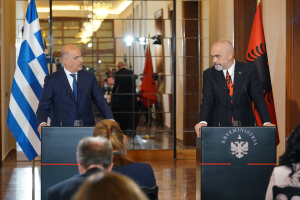 Στην Αλβανία αύριο ο Νίκος Δένδιας, με ποιους θα συναντηθεί