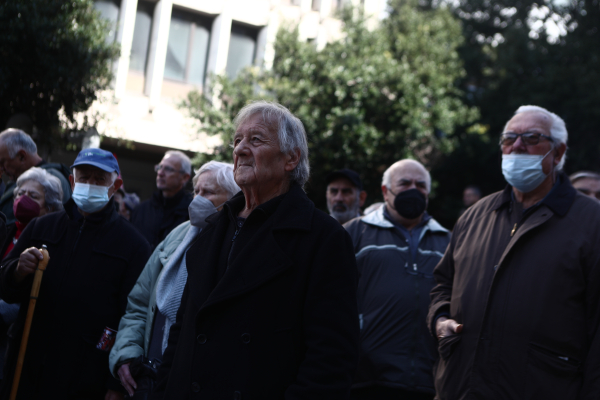 Συντάξεις: Ποιοι δικαιούνται τα 400 ευρώ, ποιοι μένουν εκτός και τι ισχύει για τις συντάξεις χηρείας