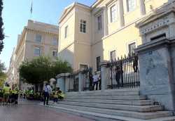 Μεταλλωρύχοι έξω από το ΣτΕ αναμένουν την απόφαση