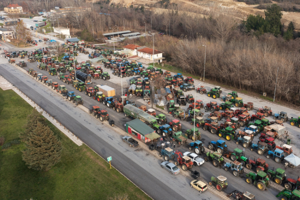 «Σκληραίνουν» τα μπλόκα: Οι αγρότες κλείνουν και παρακαμπτήριες οδούς - Η απόφαση για τις εθνικές τα Χριστούγεννα