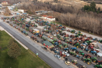 «Σκληραίνουν» τα μπλόκα: Οι αγρότες κλείνουν και παρακαμπτήριες οδούς - Η απόφαση για τις εθνικές τα Χριστούγεννα