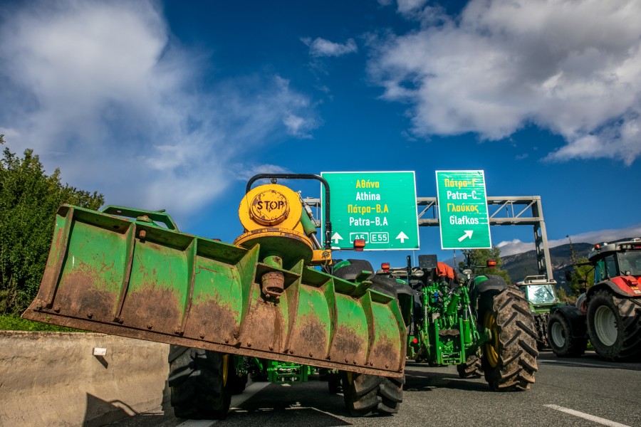 Live τα μπλόκα των αγροτών: Μεγαλώνει η οργή μετά τα επεισόδια στην Κρήτη